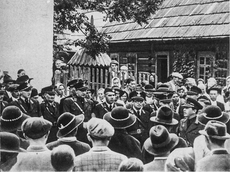 Na zajętych terenach władze słowackie urządzały propagandowe wiece. Na zdjęciu słowaccy żołnierze i urzędnicy z mieszkańcami Jurgowa (gazeta „Nový Svet” z 16 września 1939 r.). / ZE ZBIORÓW DAWIDA GOLIKA