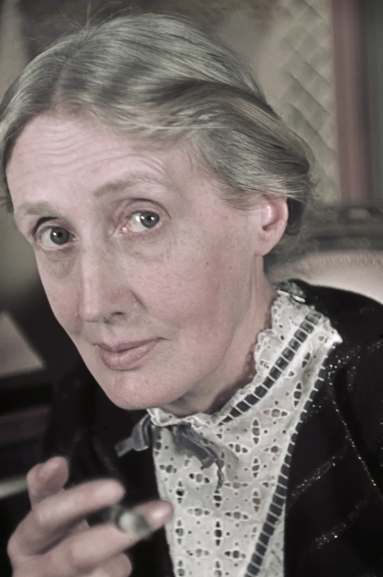 Virginia Woolf w swoim mieszkaniu, Tavistock Square, Londyn 1939 r. / © BPK / IMEC, FONDS MCC / GISÈLE FREUND