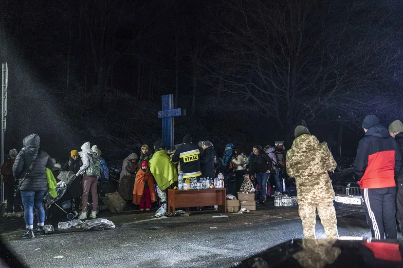 Obywatele Ukrainy czekają na wjazd do Polski. Sznur samochodów ma około 20 km długości, ciągnie się od Chyrowa do przejścia granicznego Smolnica-Krościenko. Okolice wsi Starawa, 28 lutego 2022 r. / FOT. GRAŻYNA MAKARA