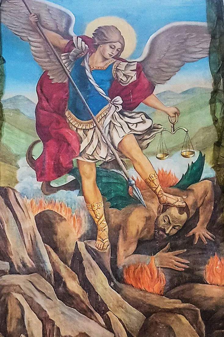 Współczesny obraz w kościele franciszkańskim w Iwieńcu koło Mińska przedstawia anioła walczącego z diabłem, który ma twarz Feliksa Dzierżyńskiego. Iwieniec, 2018 r. / FOT. WOJCIECH KONOŃCZUK