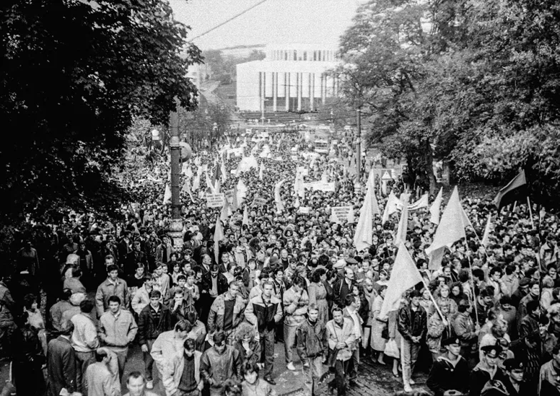 Strajkujący studenci kijowskich uczelni idą pod Radę Najwyższą. Kijów,15 października 1990 r. Fot. DMYTRO KŁOCZKO