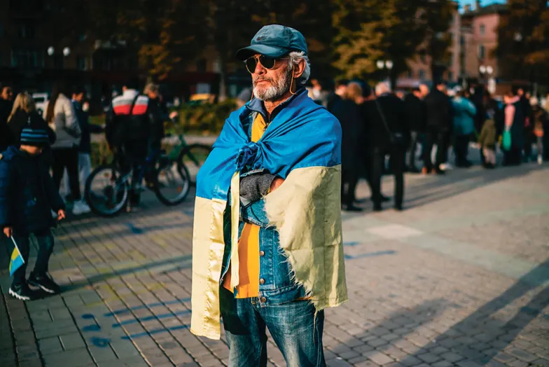 67-letni Wołodymyr wyciągnął flagę z szafki pod telewizorem, gdy Rosjanie wycofali się z miasta. Wcześniej towarzyszła mu podczas protestów przeciwko władzom okupacyjnym.