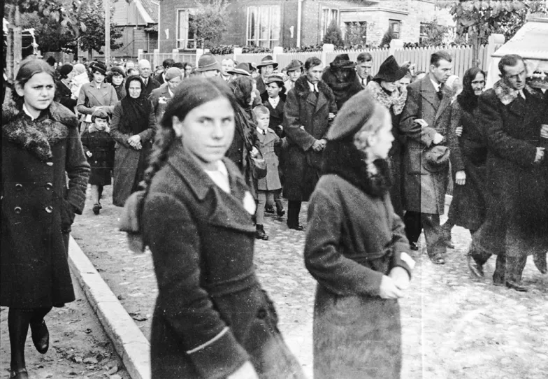 Na ulicy Białegostoku, niedziela, 9 października 1938 r. / BOLESŁAW AUGUSTIS / ALBOM.PL