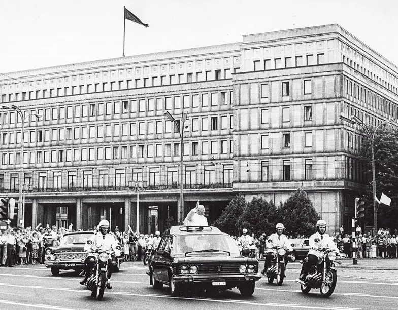Jan Paweł II przejeżdża przed siedzibą Komitetu Centralnego PZPR, pierwsza pielgrzymka do Polski, 2 czerwca 1979 r. JANUSZ KOBYLIŃSKI / FORUM