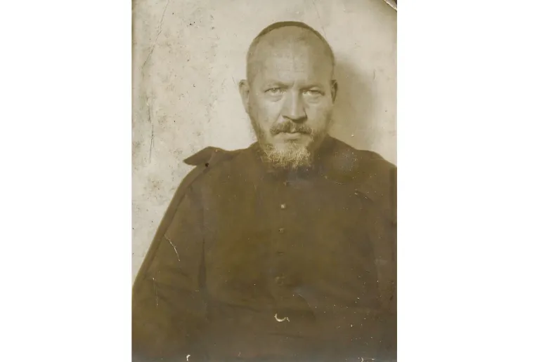 Fotografia o. Efrema Klawittera odnaleziona na strychu plebanii przez ks. Zbigniewa Grzegorzewskiego, obecnego proboszcza parafii farnej w Kcyni. Rok nieznany. / DŹWIĘKOWE ARCHIWUM KCYNI / MATERIAŁ PRASOWY