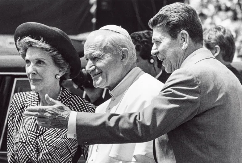 Prezydent USA Ronald Reagan z żoną Nancy witają Jana Pawła II podczas trzeciej pielgrzymki do USA, Miami, 10 września 1987 r. BETTMANN / CORBIS / GETTY IMAGES