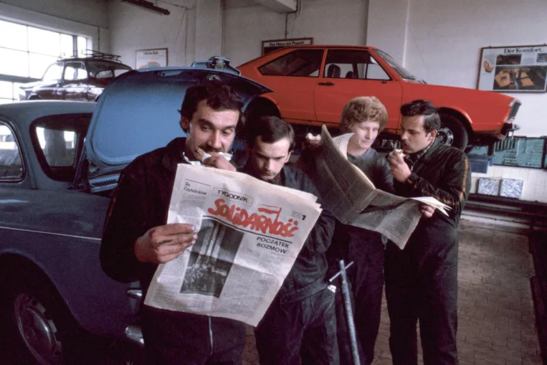W warsztacie na Pradze z pierwszym numerem „Tygodnika Solidarność”. Warszawa, 1989 r.