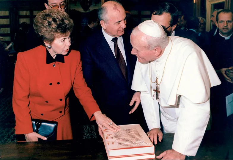 Michaił Gorbaczow z żoną Raisą z wizytą u Jana Pawła II. Watykan, 1 grudnia 1989 r. BEW
