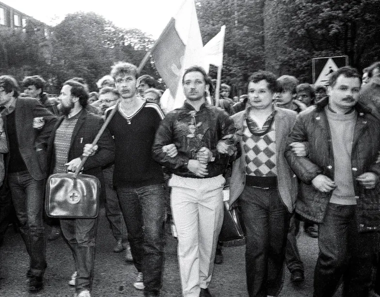 Zakończenie strajku w stoczni im. Lenina w Gdańsku. Od prawej: Lech Kaczyński i Jarosław Kaczyński. 12 maja 1988 r. Zdjęcie dotychczas niepublikowane. / Fot. Anna Beata Bohdziewicz / REPORTER Zakończenie strajku w stoczni im. Lenina w Gdańsku. Od prawej: Lech Kaczyński i Jarosław Kaczyński. 12 maja 1988 r. Zdjęcie dotychczas niepublikowane. / Fot. Anna Beata Bohdziewicz / REPORTER