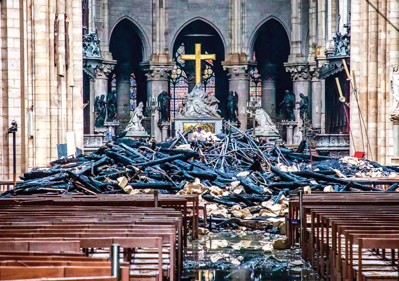 Nawa główna katedry, wtorek, 16 kwietnia 2019 r. / CHRISTOPHE PETIT TESSON / AFP / EAST NEWS