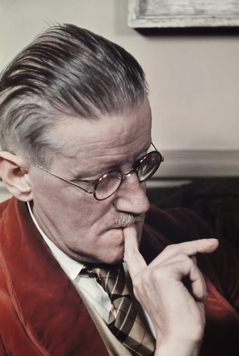 James Joyce w swoim mieszkaniu przy Rue Edmond Valentin, Paryż 1939 r. / © BPK / IMEC, FONDS MCC / GISÈLE FREUND James Joyce w swoim mieszkaniu przy Rue Edmond Valentin, Paryż 1939 r. / © BPK / IMEC, FONDS MCC / GISÈLE FREUND