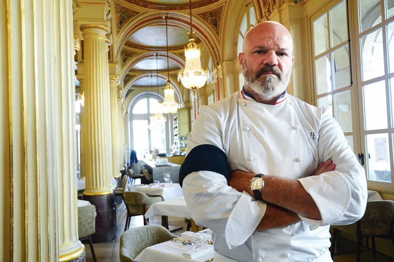Francuski szef kuchni Philippe Etchebest protestuje w swej restauracji, z czarną opaską na ramieniu, przeciw wprowadzeniu nowych restrykcji. Bordeaux, 30 września 2020 r. / MEHDI FEDOUACH / AFP / EAST NEWS