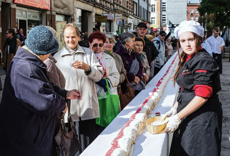 Stumetrowe ciasto zaprezentowane w Chorzowie przez uczniów i nauczycieli Zespołu Szkół Gastronomiczno-Usługowych, 4 października 2018 r. / HANNA BARDO / PAP Stumetrowe ciasto zaprezentowane w Chorzowie przez uczniów i nauczycieli Zespołu Szkół Gastronomiczno-Usługowych, 4 października 2018 r. / HANNA BARDO / PAP