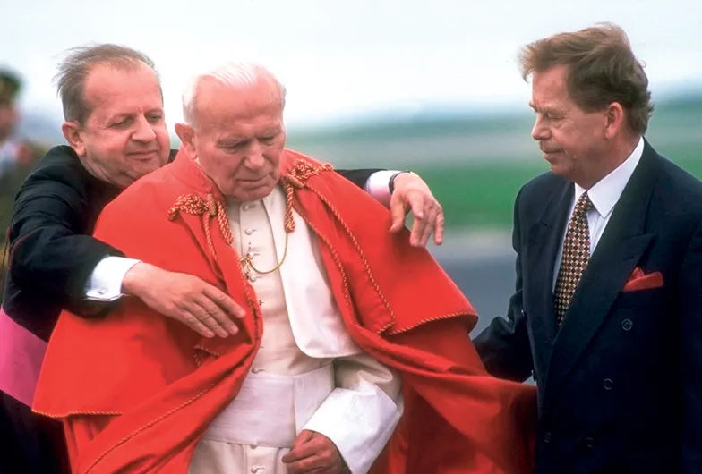Jan Paweł II i prezydent Czech Vaclav Havel, pielgrzymka do Czech. Praga, 20 maja 1995 r. FRANCO ORIGLIA / GETTY IMAGES