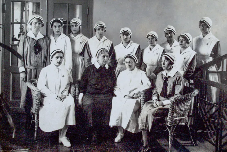 W Uniwersyteckiej Szkole Pielęgniarek i Higienistek. Pierwsza z lewej Hanna Chrzanowska. W środku siedzi (w czarnym stroju) Maria Epstein. Kraków, lata 1926–1929 / RCHIWUM KSPIPP KRAKÓW