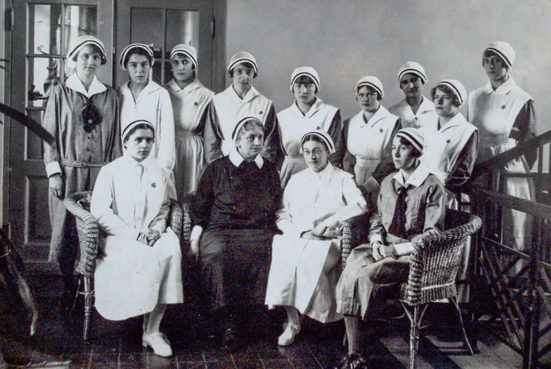 W Uniwersyteckiej Szkole Pielęgniarek i Higienistek. Pierwsza z lewej Hanna Chrzanowska. W środku siedzi (w czarnym stroju) Maria Epstein. Kraków, lata 1926–1929 / RCHIWUM KSPIPP KRAKÓW W Uniwersyteckiej Szkole Pielęgniarek i Higienistek. Pierwsza z lewej Hanna Chrzanowska. W środku siedzi (w czarnym stroju) Maria Epstein. Kraków, lata 1926–1929 / RCHIWUM KSPIPP KRAKÓW