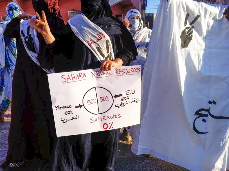 W czasie, gdy Polacy poszukują w Saharze Zachodniej złóż ropy i gazu (na zdjęciu u góry ich ciężarówki), na ulicach Smary trwają demonstracje przeciw „plądrowaniu naturalnych zasobów przez zagraniczne koncerny” (protest z 16 kwietnia) / Fot. Moha