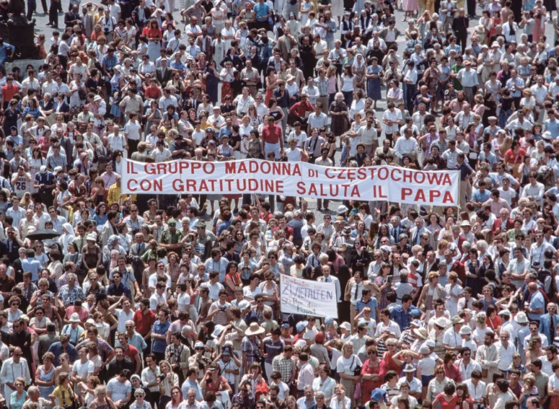 Pielgrzymi czekają na błogosławieństwo dochodzącego do zdrowia po zamachu Jana Pawła II. Watykan, czerwiec 1981 r. VITTORIANO RASTELLI / CORBIS / GETTY IMAGES