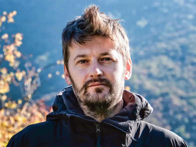 Goran Zadro na cmentarzu w Grabowicy, na którym pochowani są jego ojciec i dziadkowie. / DARIUSZ KAŁAN