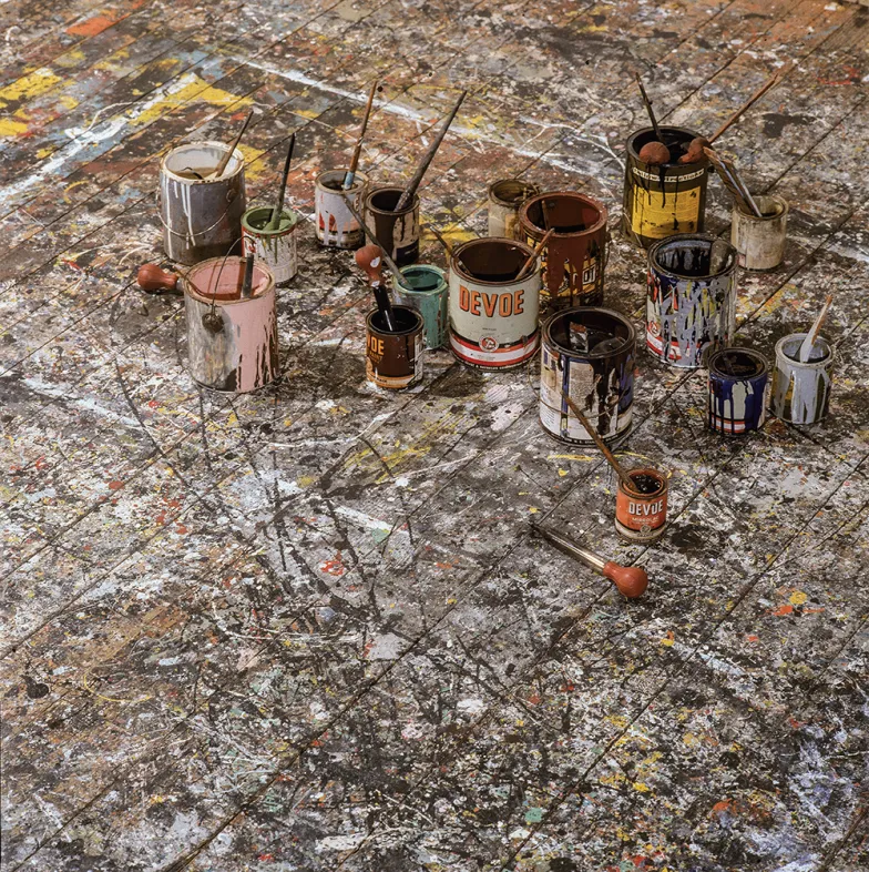 Podłoga – niczym jego obrazy – w studio malarskim Jacksona Pollocka,East Hampton, kwiecień 1991 r./ SUSAN WOOD / GETTY IMAGES