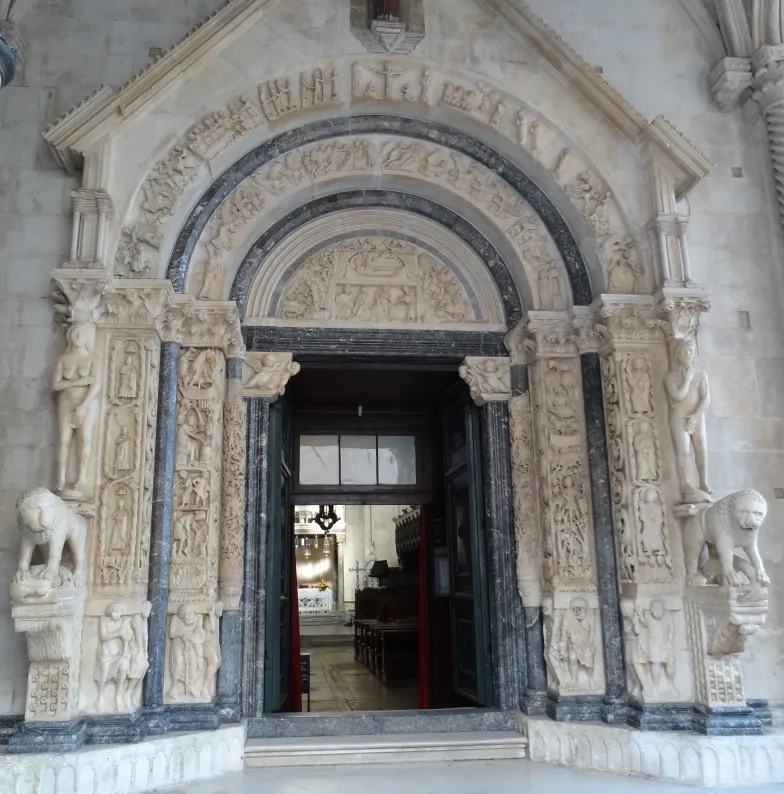Portal główny katedry w Trogirze, Mistrz Radovan, ok. 1242 / fot. Minestrone / Wikimedia Commons