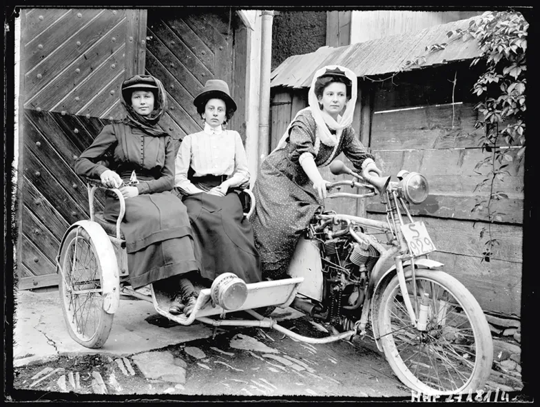 Siostry Zubrzyckie na motocyklu Triumph, 1910 r. / REPRODUKCJE ZE ZBIORÓW MUFO