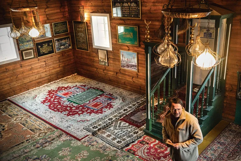 O zabytkowym meczecie w Kruszynianach opowiada Dżemil Gembicki, wiosna 2019 r. / FOT. GRAŻYNA MAKARA