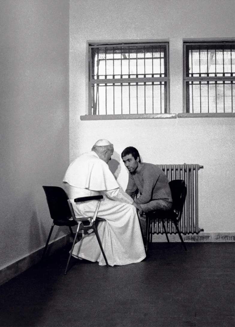 Jan Paweł II 27 grudnia 1983 r. odwiedził w&nbsp;więzieniu Ali Agcę. Po 25-minutowym spotkaniu papież powiedział: „Rozmawiałem z&nbsp;nim jak z&nbsp;bratem, któremu przebaczyłem i&nbsp;który cieszy się moim zaufaniem”. W&nbsp;2000 r. doprowadził do ułaskawienia Agcy. 