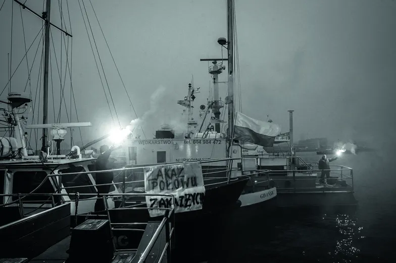 Na znak protestu rybacy swoimi jednostkami zablokowali wejście do portu. Na kutrach transparenty z hasłami „zakaz połowu – zakaz życia” / fot. Mirosław Pieślak