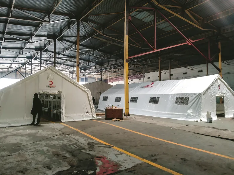 obóz w Bira na terenie dawnej fabryki lodówek, grudzień 2018 r. / FOT. DARIUSZ KAŁAN