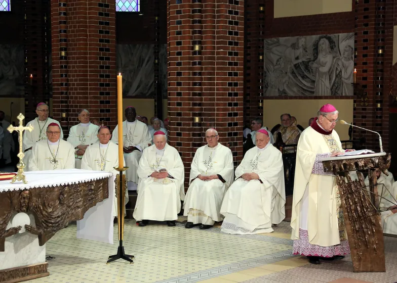Ingres bp. Sławomira Odera 11 marca w Gliwicach. Abp Marian Gołębiewski siedzi pierwszy z lewej, za nim przewodniczący KEP abp Stanisław Gądecki / Fot. Andrzej Złoczowski / Materiały prasowe KEP