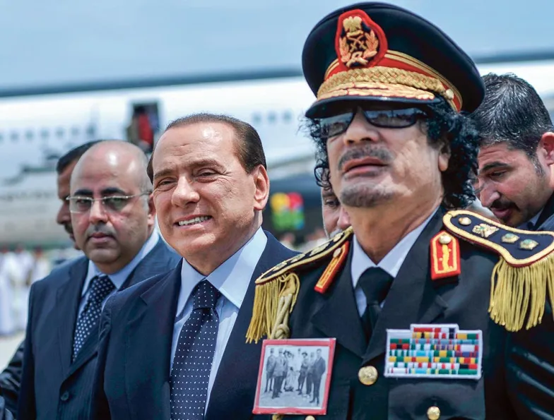 Silvio Berlusconi i Muammar Kaddafi na rzymskim lotnisku, 10 czerwca 2009 r. / CUCCURU EMMEVI / LEEMAGE / EAST NEWS 