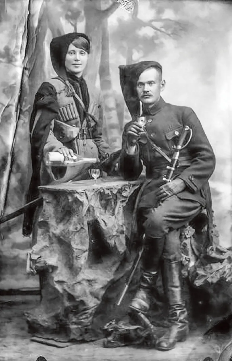 Czarni Zaporożcy. Po lewej (prawdopodobnie) Marija Stowbunenko-Zajiczenko, która walczyła w męskim stroju pod pseudonimem „Marko Symonenko”. Rok 1919 lub 1920. / DOMENA PUBLICZNA
