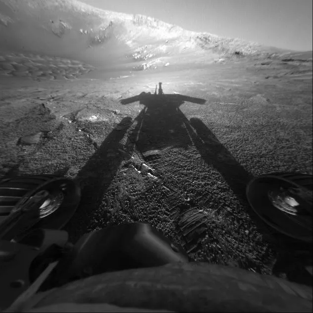 Zdjęcie wykonane przednią kamerą łazika Opportunity 26 lipca 2004 r. / NASA/JPL-Caltech
