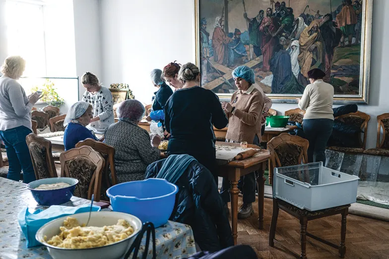 Przygotowanie posiłków dla wojska na terenie parafii greckokatolickiej w Drohobyczu, 1 marca 2022 r. Fot. Grażyna Makara
