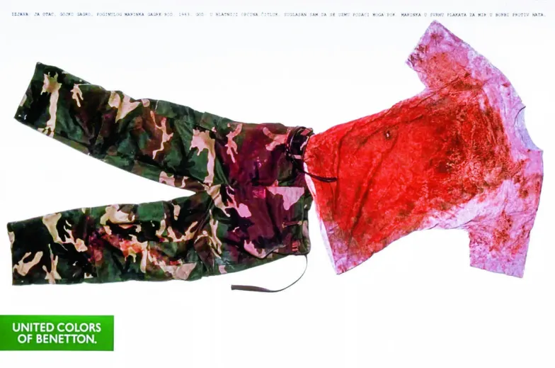 Zakrwawione ubranie Marinka Gargo, zastrzelonego żołnierza z Bośni. Firma Benetton wykorzystała je na swoim plakacie w1994 r. / Fot. materiały prasowe