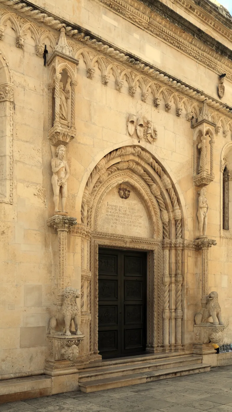 Północny portal katedry w Šibeniku, 1 poł. XV w. / fot. Falk2 / Wikimedia Commons