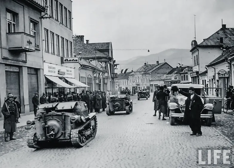 Węgierskie tankietki wkraczają do Chustu, centrum ukraińskiego państwa zakarpackiego, marzec 1939 r. Zdjęcie z magazynu „Life”. / FOT. ZBIORY AUTORA