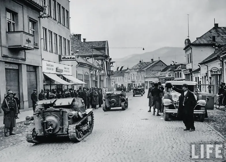 Węgierskie tankietki wkraczają do Chustu, centrum ukraińskiego państwa zakarpackiego, marzec 1939 r. Zdjęcie z magazynu „Life”. / FOT. ZBIORY AUTORA Węgierskie tankietki wkraczają do Chustu, centrum ukraińskiego państwa zakarpackiego, marzec 1939 r. Zdjęcie z magazynu „Life”. / FOT. ZBIORY AUTORA