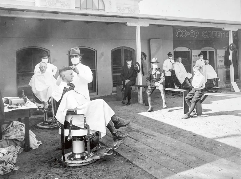 Fryzjer na wolnym powietrzu. Uniwersytet Kalifornijski, Berkeley, 1919 r. / NATIONAL ARCHIVES