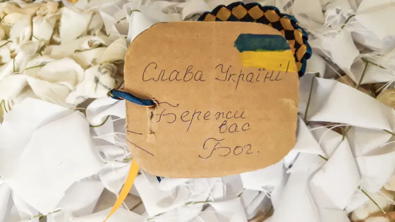 „Chwała Ukrainie! Niech Bóg was strzeże” – karteczka z Niżankowic dla odbiorcy siatki./ fot. Wojciech Pięciak
