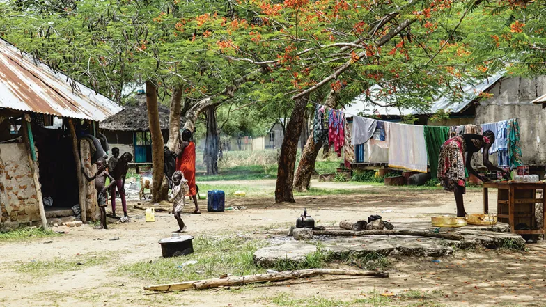 Uciekinierzy ze zniszczonej miejscowości Gumuruk otrzymują pomoc humanitarną w okolicy lądowiska w Piborze. Sudan Południowy, 2021 r. / fot. Natalia Ojewska