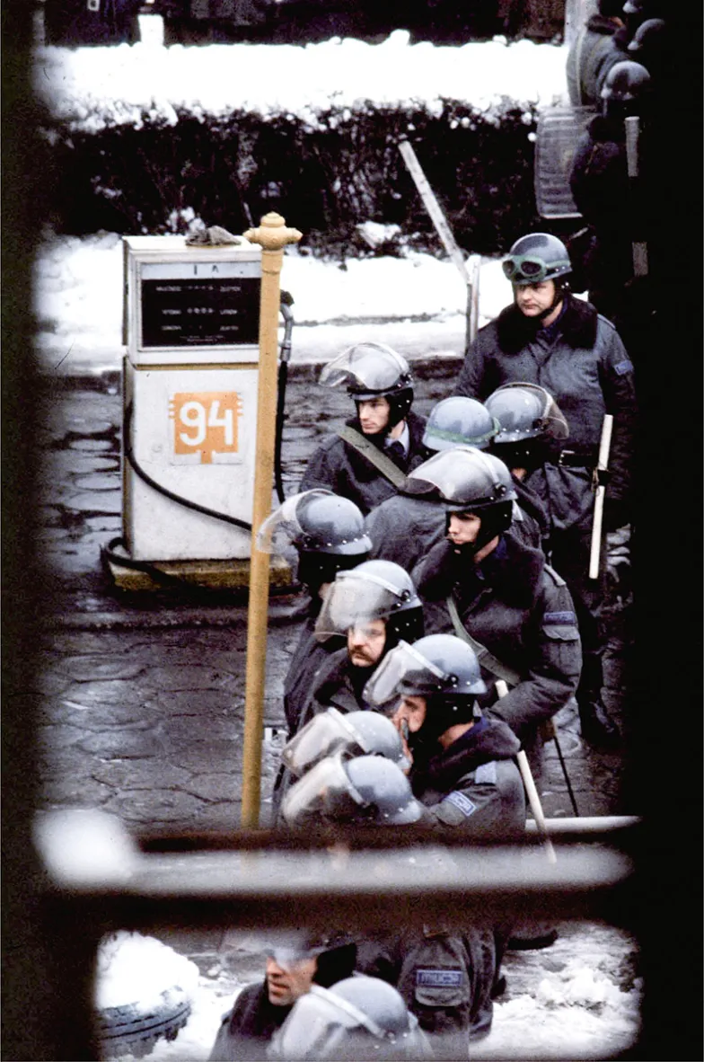 ZOMO w akcji przy Szkole Straży Pożarnej na Żoliborzu. Warszawa, grudzień 1981 r.