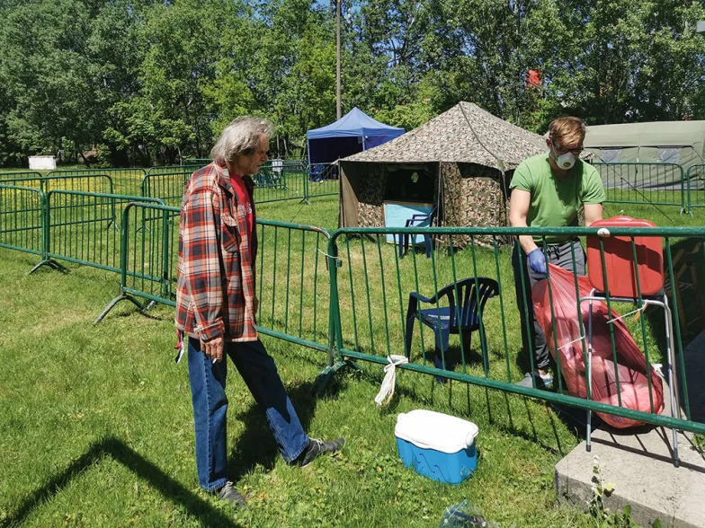 Namioty z punktami pobrań w schronisku Wspólnoty Chleb Życia przy ul. Gniewkowskiej 50 w Warszawie. Maj 2020 r. Fot. Wspólnota Chleb Życia