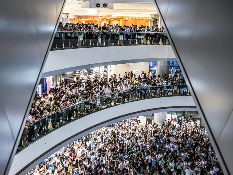 Sezon demonstracji. Smartfonowy flash mob w International Finance Center – IFC Mall w Hongkongu, Chiny, 12 września 2019 r. / FOT. JUSTIN CHIN / BLOOMBERG / GETTY IMAGES