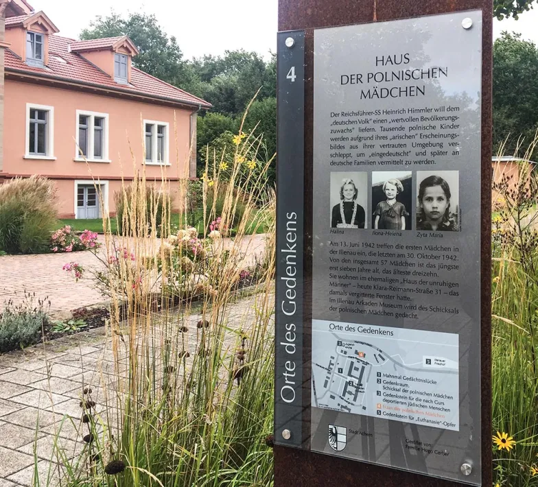 Przed budynkiem szkoły w Achern dzisiaj – na zdjęciu z prawej mała Zyta. / MONIKA SIERADZKA