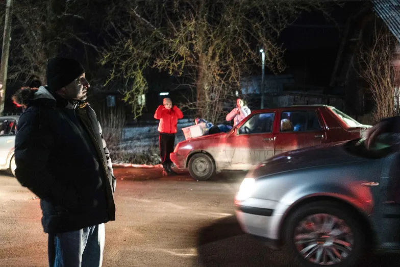 Obywatele Ukrainy czekają na wjazd do Polski. Sznur samochodów ma około 20 km długości, ciągnie się od Chyrowa do przejścia granicznego Smolnica-Krościenko. Okolice wsi Starawa, 28 lutego 2022 r. / FOT. GRAŻYNA MAKARA