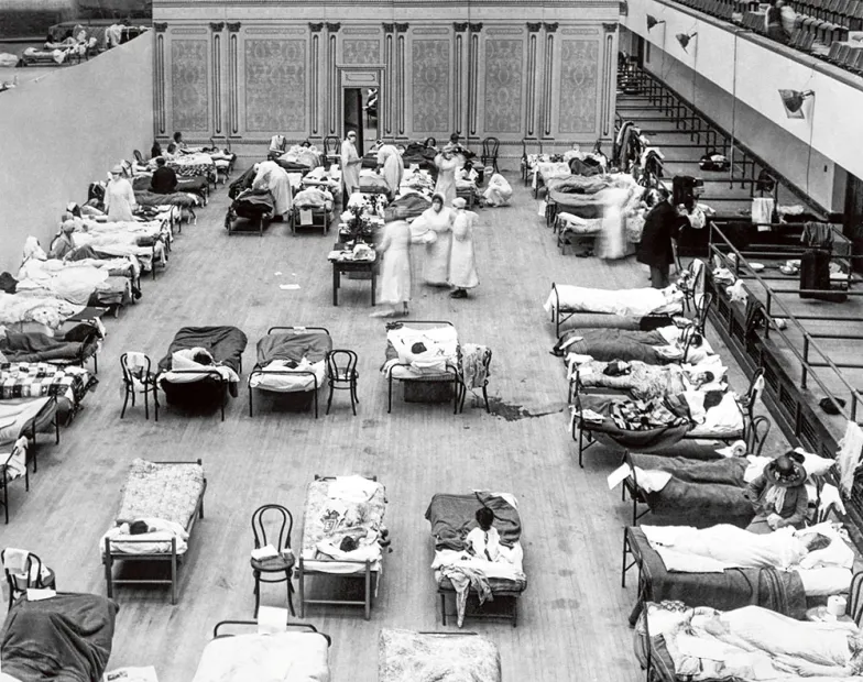 Audytorium ratusza w Oakland nad Zatoką San Francisco, przekształcone w szpital Czerwonego Krzyża w czasie pandemii grypy w 1918 r. / EDWARD A. „DOC” ROGERS / OAKLAND PUBLIC LIBRARY
