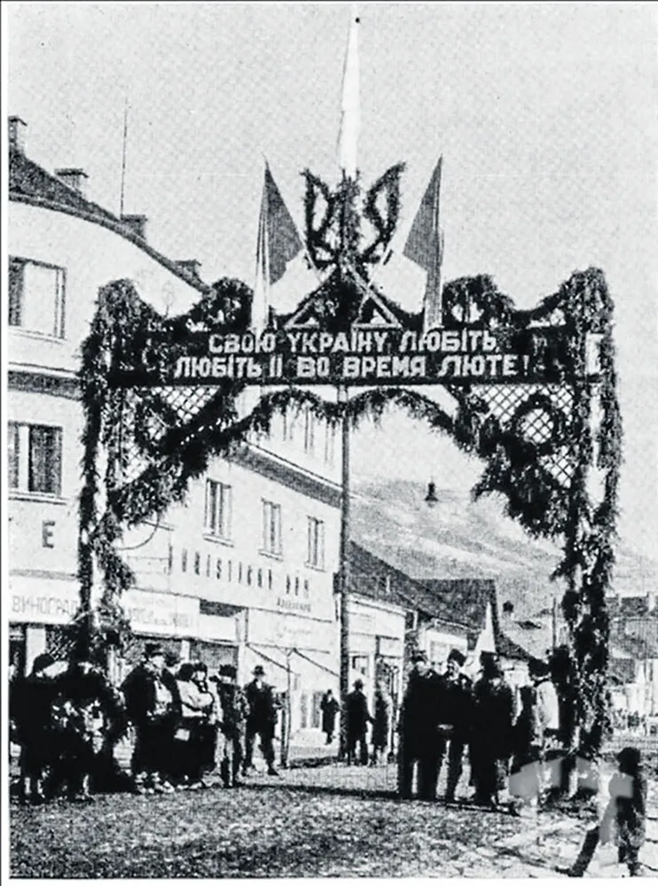 Brama triumfalna z napisem „Kochaj Ukrainę swą / kochaj ją w surowy czas”, Zakarpacie, 1938 r. / FOT. ZBIORY AUTORA