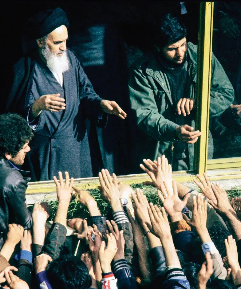  Ajatollah Chomeini wita się ze swoimi zwolennikami po powrocie do Teheranu, 2 lutego 1979 r.